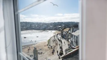 Stunning 2-Bed Apartment in the Heart of St Ives – Breathtaking Views & a Thriving Holiday Let!