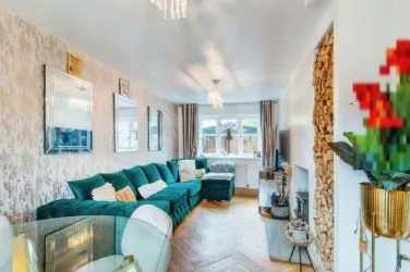 Immaculate 4 bedroom terraced house.