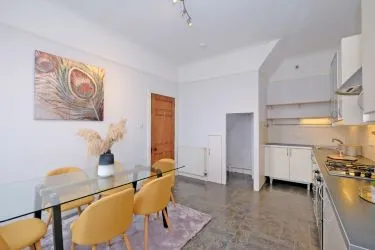 Town & Country Property Auctions offers this incredible 3 bedroom double upper granite apartment in Aberdeen’s sought-after West End.