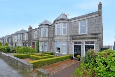 Town & Country Property Auctions offers this incredible 3 bedroom double upper granite apartment in Aberdeen’s sought-after West End.