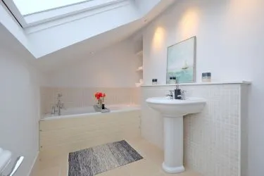 Town & Country Property Auctions offers this incredible 3 bedroom double upper granite apartment in Aberdeen’s sought-after West End.