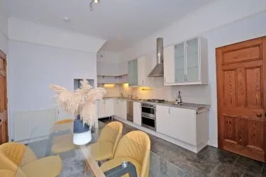 Town & Country Property Auctions offers this incredible 3 bedroom double upper granite apartment in Aberdeen’s sought-after West End.