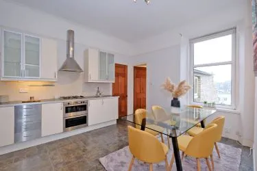 Town & Country Property Auctions offers this incredible 3 bedroom double upper granite apartment in Aberdeen’s sought-after West End.
