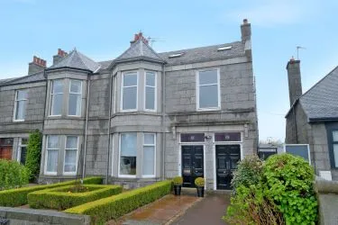 Town & Country Property Auctions offers this incredible 3 bedroom double upper granite apartment in Aberdeen’s sought-after West End.