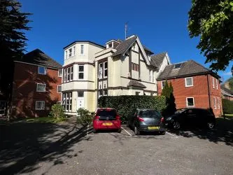 Spacious two double bedroom apartment in Dean Park, just a short walk to Bournemouth and  its award winning beaches.  Offered with no forward chain, great opportunity for investors - Flat 7 Cavendish Manor, 10 Cavendish Road, Bournemouth, Dorset, BH1 1RE