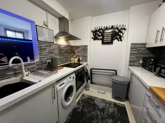 Spacious two double bedroom apartment in Dean Park, just a short walk to Bournemouth and  its award winning beaches.  Offered with no forward chain, great opportunity for investors - Flat 7 Cavendish Manor, 10 Cavendish Road, Bournemouth, Dorset, BH1 1RE