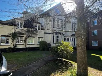 Spacious two double bedroom apartment in Dean Park, just a short walk to Bournemouth and  its award winning beaches.  Offered with no forward chain, great opportunity for investors - Flat 7 Cavendish Manor, 10 Cavendish Road, Bournemouth, Dorset, BH1 1RE