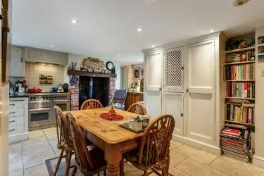 TO BE SOLD AT AUCTION LARGE FIVE BED DETACHED PROPERTY