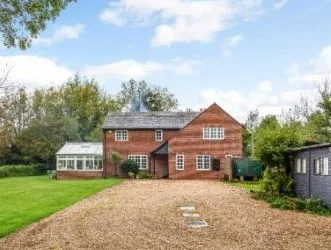 TO BE SOLD AT AUCTION LARGE FIVE BED DETACHED PROPERTY