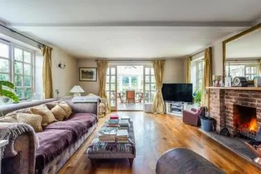 TO BE SOLD AT AUCTION LARGE FIVE BED DETACHED PROPERTY