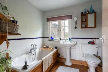 TO BE SOLD AT AUCTION LARGE FIVE BED DETACHED PROPERTY