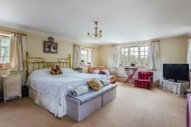 TO BE SOLD AT AUCTION LARGE FIVE BED DETACHED PROPERTY