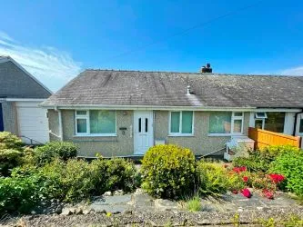 10 Bro Enddwyn is a 2 bedroomed semi-detached property of standard construction under a slated roof located on the outskirts of the popular village of Dyffryn Ardudwy. Updating required.