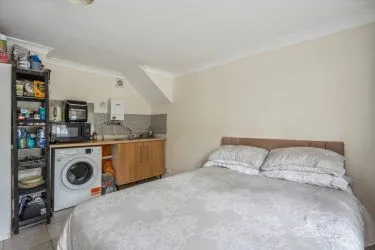 Spacious 3 bedroom Apartment Available for Sale Via Auction 25th June 2025