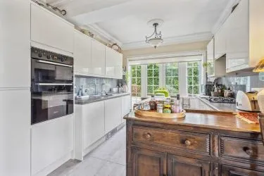 Spacious 3 bedroom Apartment Available for Sale Via Auction 25th June 2025
