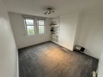 Town & Country Property Auctions offers this excellent 2-bedroom top floor flat in Dundee.