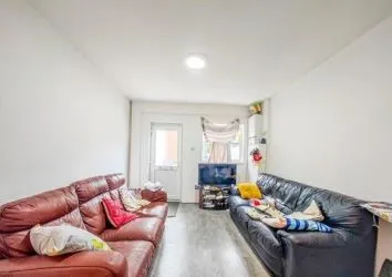 Two-bedroom ground floor flat, perfectly situated in a quiet residential road within one of South East London's emerging neighborhood's. Property comprises: entrance hall, bathroom, two bedrooms and kitchen living room with access to a rear courtyard. 

The property is currently rented bringing in £1,500 pcm = £18,000 per annum.