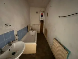 UNMODERNISED 4 BED TERRACE