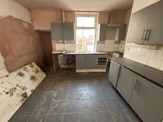 UNMODERNISED 4 BED TERRACE