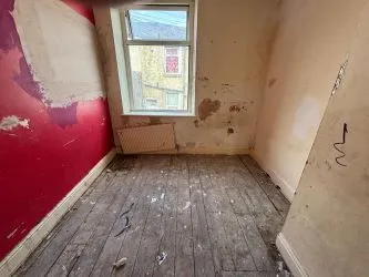 UNMODERNISED 4 BED TERRACE