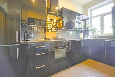 3 BEDROOM APARTMENT ON FULHAM BROADWAY
