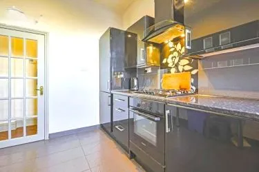 3 BEDROOM APARTMENT ON FULHAM BROADWAY