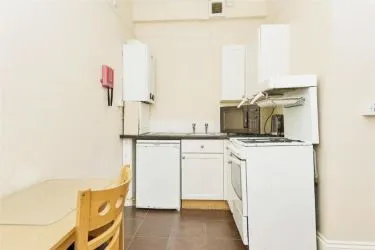 UNBROKEN TITLE BLOCK OF 4 APARTMENTS TO SOLD AT AUCTION