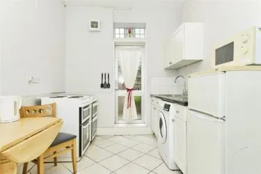 UNBROKEN TITLE BLOCK OF 4 APARTMENTS TO SOLD AT AUCTION