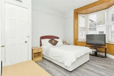 UNBROKEN TITLE BLOCK OF 4 APARTMENTS TO SOLD AT AUCTION
