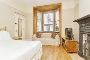 UNBROKEN TITLE BLOCK OF 4 APARTMENTS TO SOLD AT AUCTION