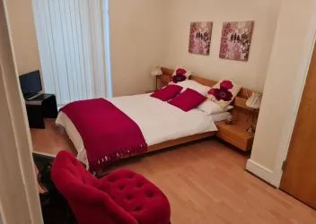 2 Bedroom Flat With Private Courtyard Garden