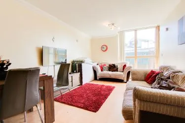 2 Bedroom Flat With Private Courtyard Garden