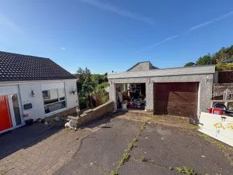 Town and Country Property Auctions proudly present this 5-Bedroom Detached House in East Kilbride