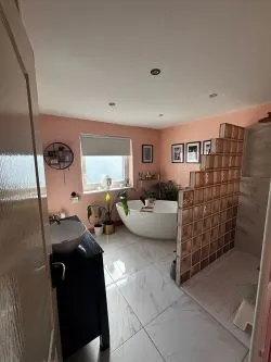 Town and Country Property Auctions proudly present this 5-Bedroom Detached House in East Kilbride