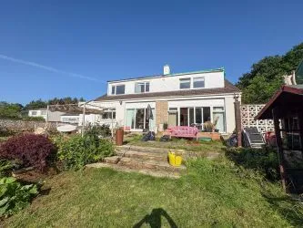 Town and Country Property Auctions proudly present this 5-Bedroom Detached House in East Kilbride
