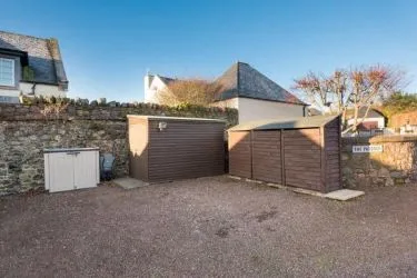 ***£85,000 reduction from Home Report Value!***
Town and Country Property Auctions are proud to present this luxurious semi-detached cottage with conservatory