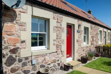 ***£85,000 reduction from Home Report Value!***
Town and Country Property Auctions are proud to present this luxurious semi-detached cottage with conservatory