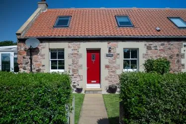 ***£85,000 reduction from Home Report Value!***
Town and Country Property Auctions are proud to present this luxurious semi-detached cottage with conservatory