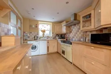 ***£85,000 reduction from Home Report Value!***
Town and Country Property Auctions are proud to present this luxurious semi-detached cottage with conservatory