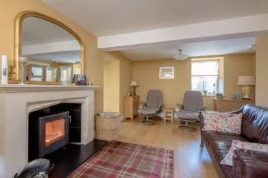 ***£85,000 reduction from Home Report Value!***
Town and Country Property Auctions are proud to present this luxurious semi-detached cottage with conservatory