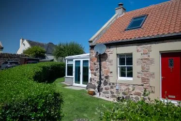 ***£85,000 reduction from Home Report Value!***
Town and Country Property Auctions are proud to present this luxurious semi-detached cottage with conservatory