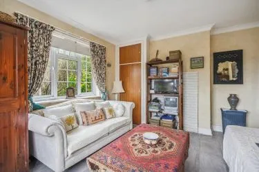 Spacious 3 bedroom Apartment Available for Sale Via Auction 30th July 2025
