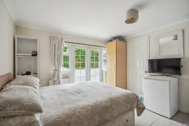 Spacious 3 bedroom Apartment Available for Sale Via Auction 30th July 2025