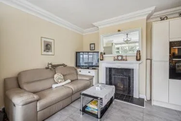 Spacious 3 bedroom Apartment Available for Sale Via Auction 30th July 2025