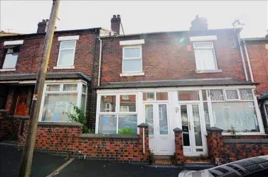 We are pleased to offer this spacious two-bed terrace in Hanley, Stoke on Trent with large rooms, rental potential, and fantastic refurb opportunity – ideal for investors or first-time buyers.