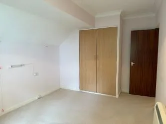 FOR SALE BY UNCONDITIONAL ONLINE AUCTION.
WELL PRESENTED TWO-BEDROOM RETIREMENT FLAT IN DESIRABLE LOCATION.
OVER 60S ONLY.
NEAR TO ROUNDHAY PARK.
LIFT.
PART TIME HOUSE MANAGER.