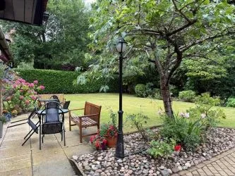 FOR SALE BY UNCONDITIONAL ONLINE AUCTION.
WELL PRESENTED TWO-BEDROOM RETIREMENT FLAT IN DESIRABLE LOCATION.
OVER 60S ONLY.
NEAR TO ROUNDHAY PARK.
LIFT.
PART TIME HOUSE MANAGER.