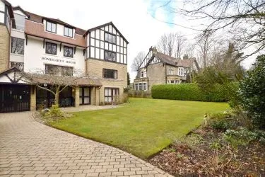FOR SALE BY UNCONDITIONAL ONLINE AUCTION.
WELL PRESENTED TWO-BEDROOM RETIREMENT FLAT IN DESIRABLE LOCATION.
OVER 60S ONLY.
NEAR TO ROUNDHAY PARK.
LIFT.
PART TIME HOUSE MANAGER.