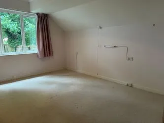 FOR SALE BY UNCONDITIONAL ONLINE AUCTION.
WELL PRESENTED TWO-BEDROOM RETIREMENT FLAT IN DESIRABLE LOCATION.
OVER 60S ONLY.
NEAR TO ROUNDHAY PARK.
LIFT.
PART TIME HOUSE MANAGER.