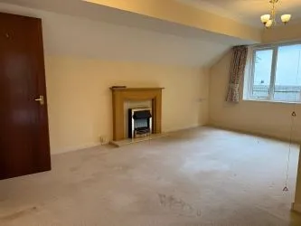 FOR SALE BY UNCONDITIONAL ONLINE AUCTION.
WELL PRESENTED TWO-BEDROOM RETIREMENT FLAT IN DESIRABLE LOCATION.
OVER 60S ONLY.
NEAR TO ROUNDHAY PARK.
LIFT.
PART TIME HOUSE MANAGER.
